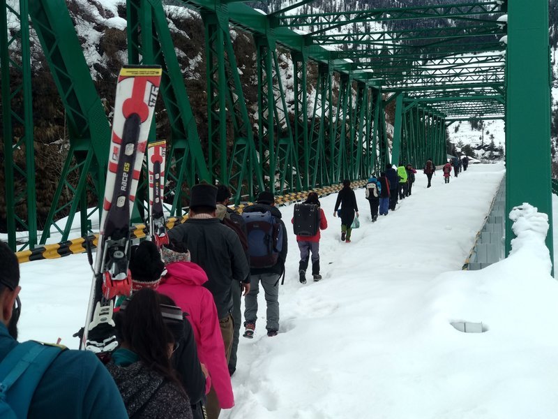 Returning to Manali by foot due to bad traffic on road because of snowfall
